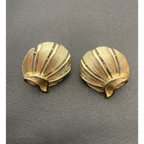 Vintage Goldtone LISNER Signed Modernist Style Screw Back Earrings Swirl Feather - Picture 2 of 5